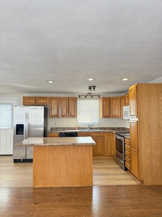 33 N Sullivan Rd in Charlton, MA - Building Photo