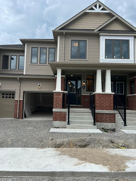 Stunning Newly Built 3-Bed, 2.5-Bath Townh in Barrie, ON - Building Photo