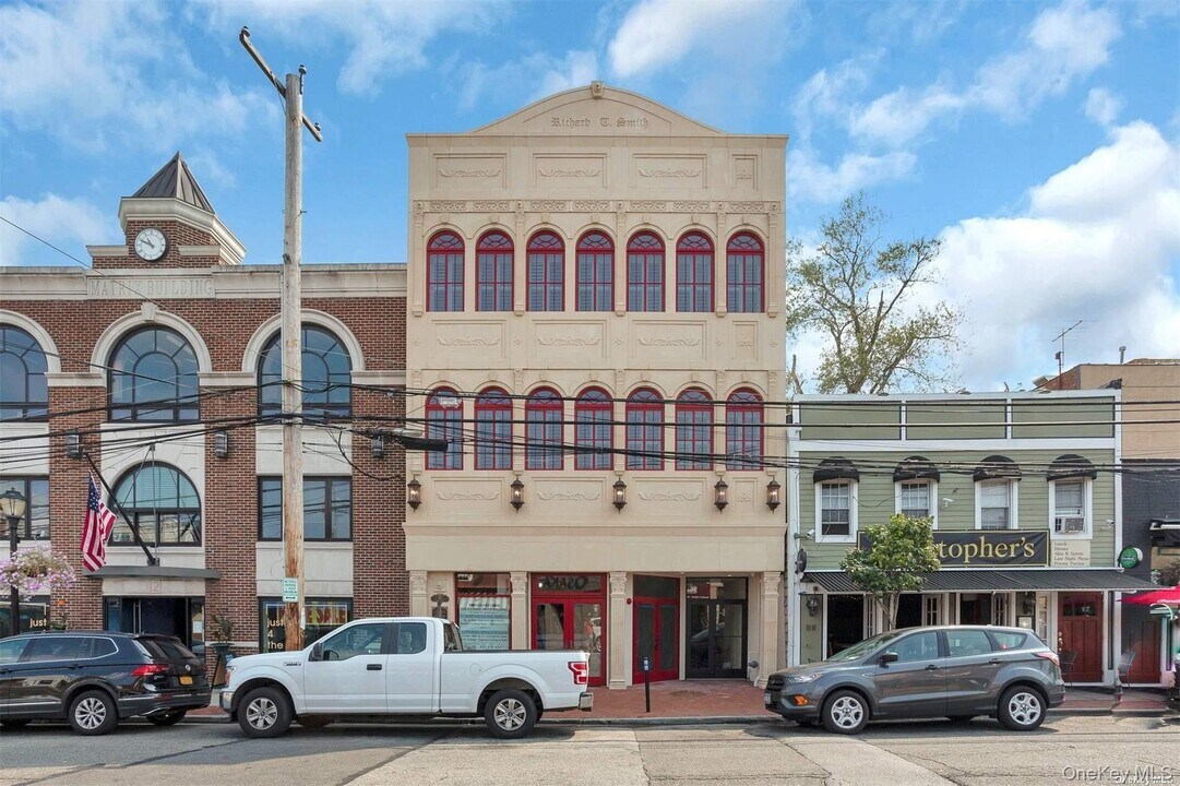 10 Wall St in Huntington, NY - Building Photo