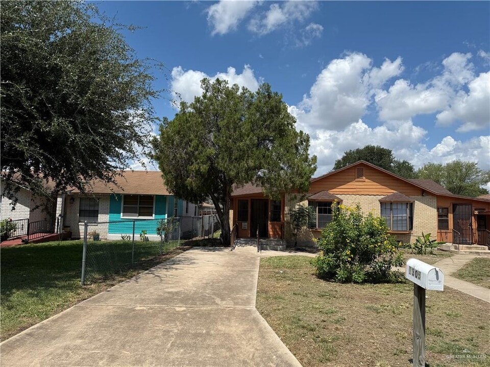 1305 N 5th St in McAllen, TX - Building Photo