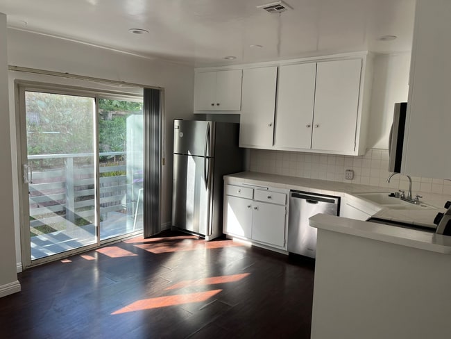 8315 W Manchester Ave, Unit 4 in Playa Del Rey, CA - Foto de edificio - Building Photo
