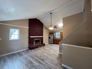 6619 Fairview Rd in Hixson, TN - Foto de edificio - Building Photo