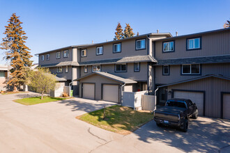 27 Silver Springs Dr NW in Calgary, AB - Building Photo - Building Photo