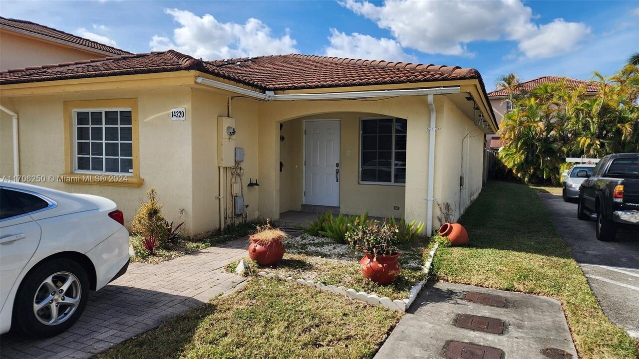 14220 SW 133 Ave in Miami, FL - Building Photo