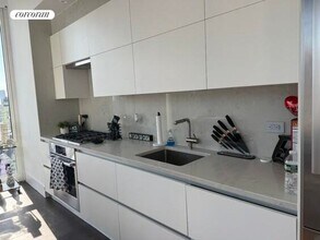 222 E 44th St in New York, NY - Building Photo - Building Photo