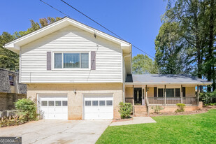 3518 Sandy Woods Ln in Stone Mountain, GA - Building Photo
