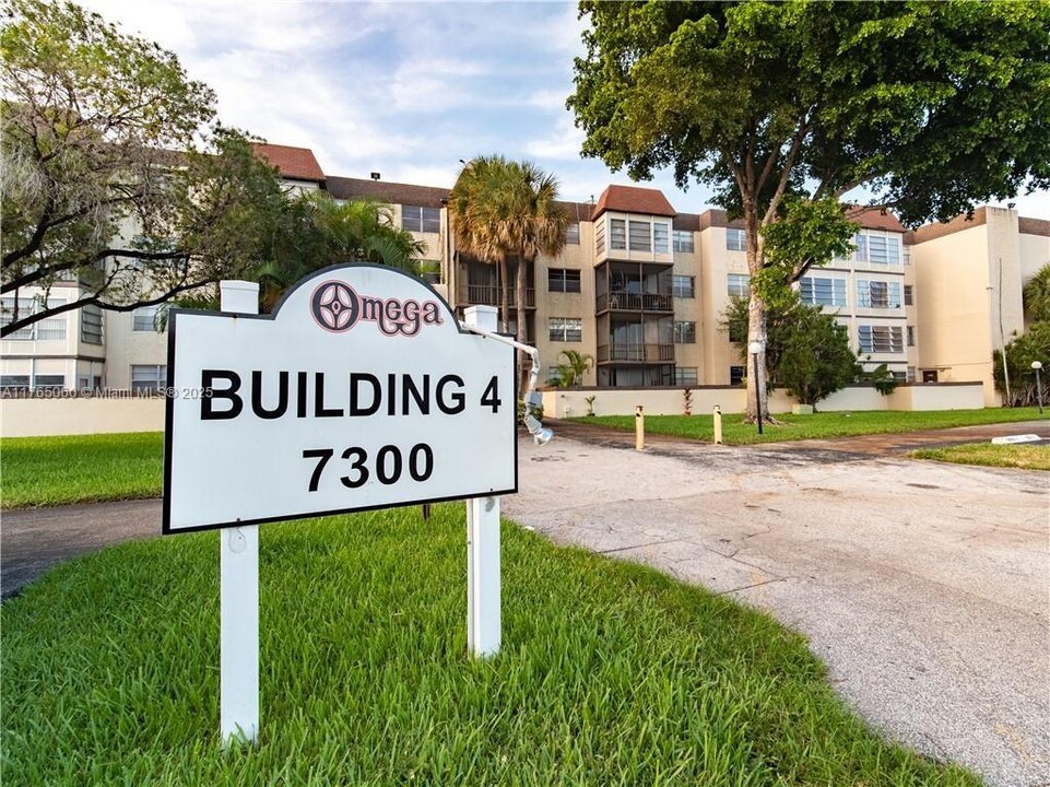7300 NW 17th St, Unit 107 in Plantation, FL - Building Photo
