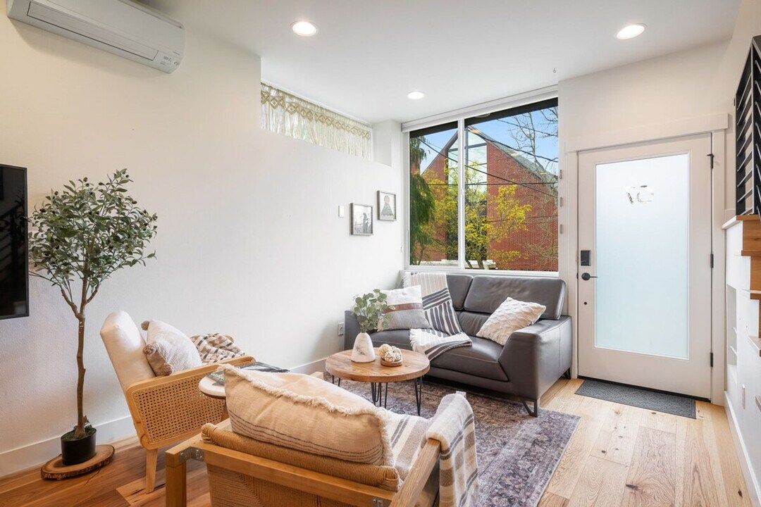 69 W Dravus St in Seattle, WA - Building Photo