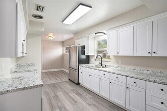 3002 W Marlin Ave in Tampa, FL - Building Photo - Building Photo