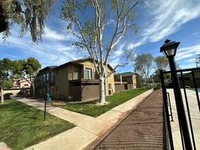 Riverdale Apartments in Hemet, CA - Foto de edificio - Building Photo