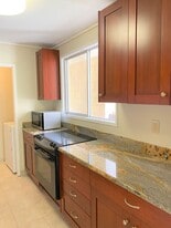 410 Haleloa Pl in Honolulu, HI - Building Photo