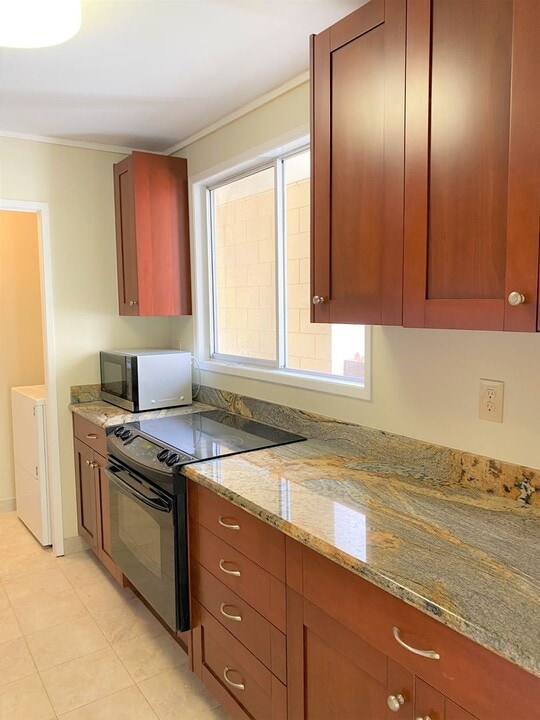 410 Haleloa Pl in Honolulu, HI - Building Photo