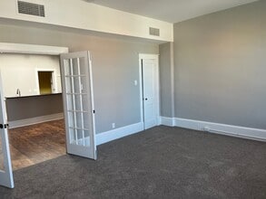 201 N Main St, Unit 2 in Waupaca, WI - Foto de edificio - Building Photo