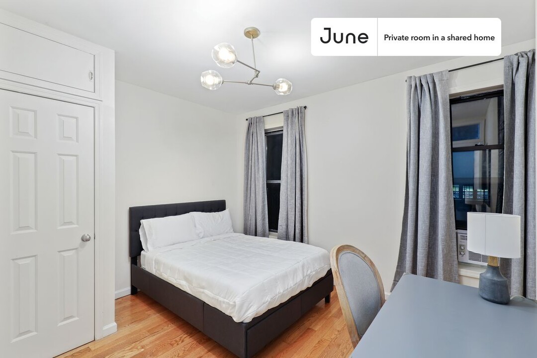 Private bedroom in 4 bed/1 bath Home in New York, NY - Building Photo