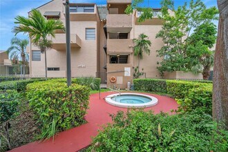 10400 SW 108th Ave in Miami, FL - Building Photo - Building Photo