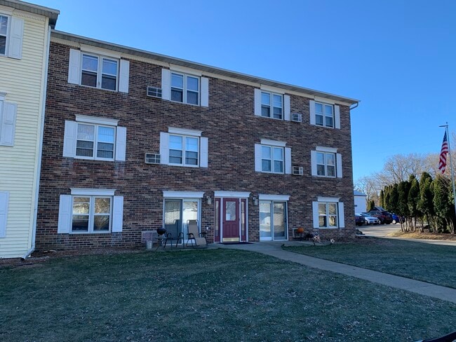 930 Iowa Ave, Unit 3 in Wisconsin Dells, WI - Building Photo - Building Photo