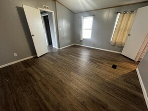 1102 E Spring St in Henrietta, TX - Foto de edificio - Building Photo