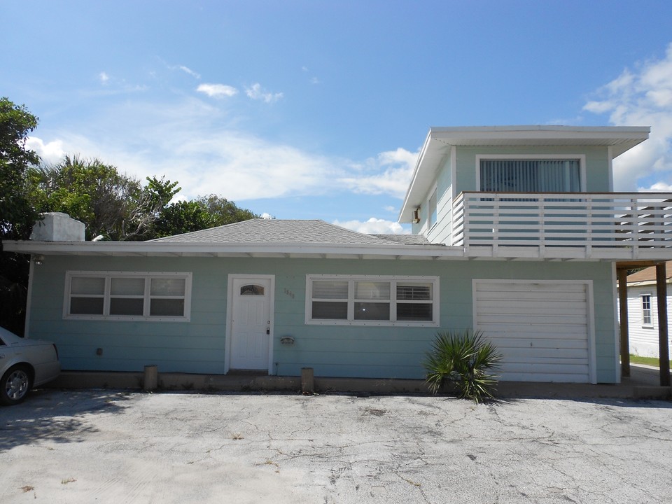 1540 S Atlantic Ave in Cocoa Beach, FL - Foto de edificio