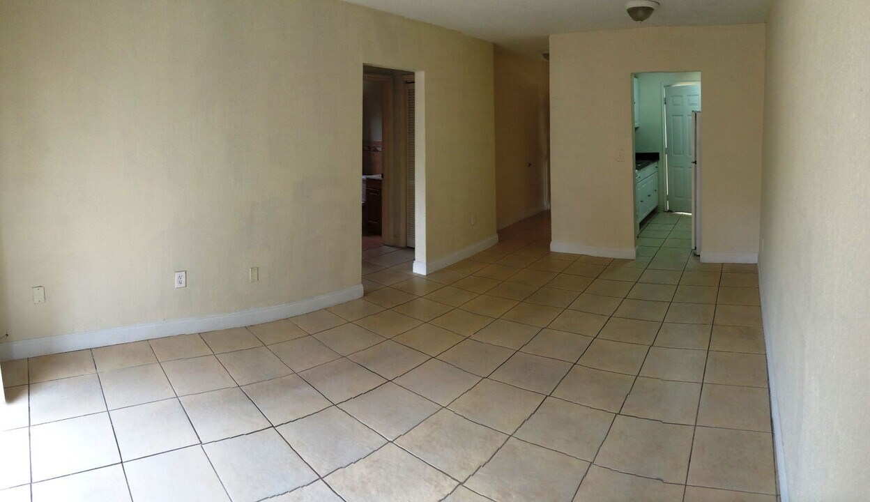 2441 NW 13th St-Unit -77 in Miami, FL - Building Photo