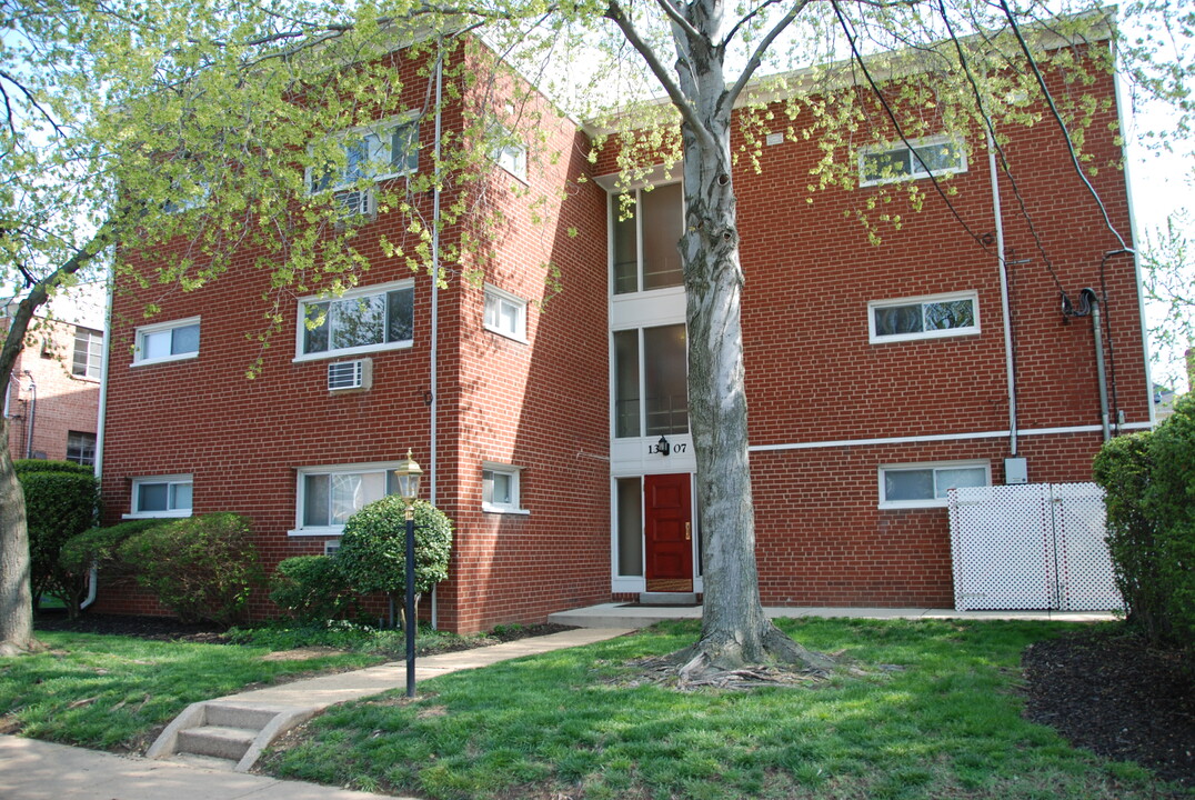 Clarendon Court Apartments in Arlington, VA - Building Photo