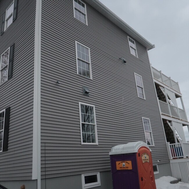 32 Newhall St in Saugus, MA - Foto de edificio - Building Photo