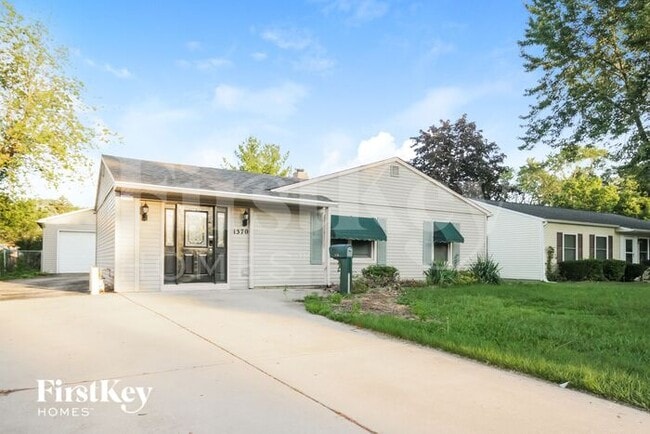 1370 Robinwood Dr in Aurora, IL - Building Photo - Building Photo