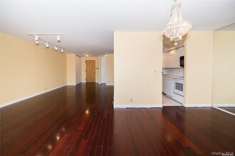 141 Great Neck Rd in Great Neck, NY - Building Photo - Building Photo