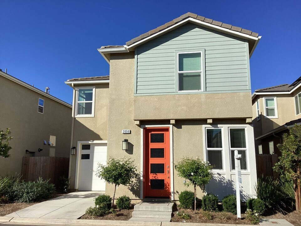 2056 N Walling Ln in Clovis, CA - Building Photo