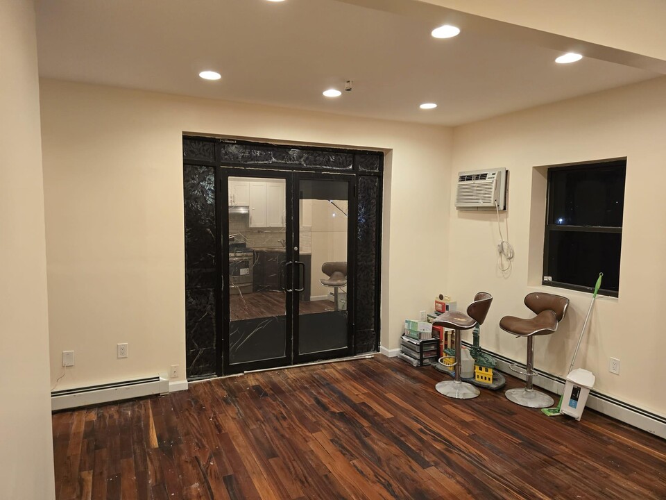 691 Eldert Ln in Brooklyn, NY - Foto de edificio
