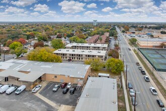 Aristocrat Apartments in San Antonio, TX - Foto de edificio - Building Photo