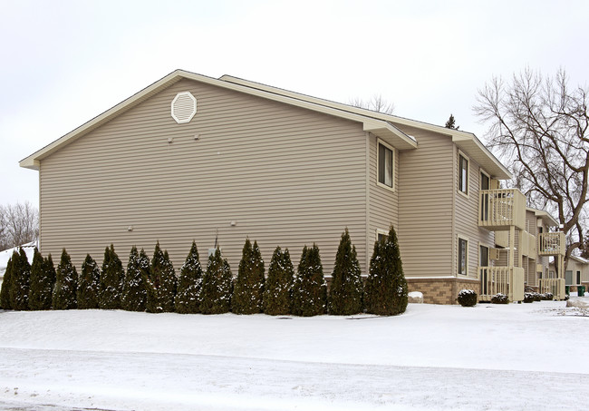 Meadowbrook Apartments in Buffalo, MN - Building Photo - Building Photo