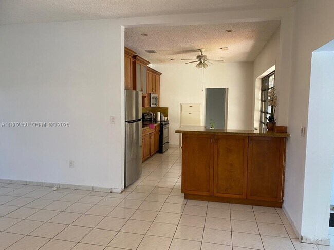 1121 NE 199th St in North Miami Beach, FL - Building Photo - Building Photo