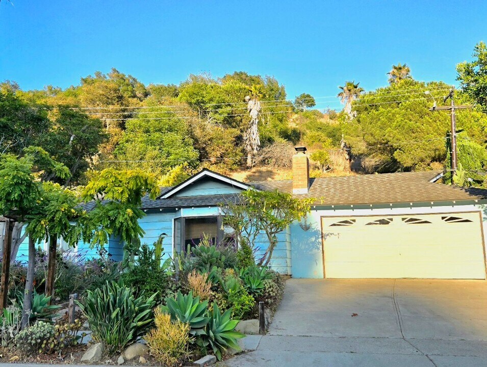 1074 Via Regina in Santa Barbara, CA - Building Photo
