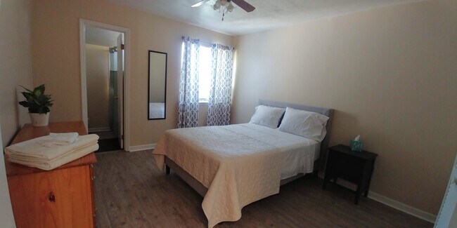1327 Airport Dr, Unit E16 in Tallahassee, FL - Building Photo - Building Photo