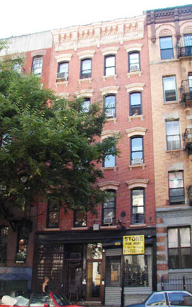 102 E 7th St in New York, NY - Building Photo