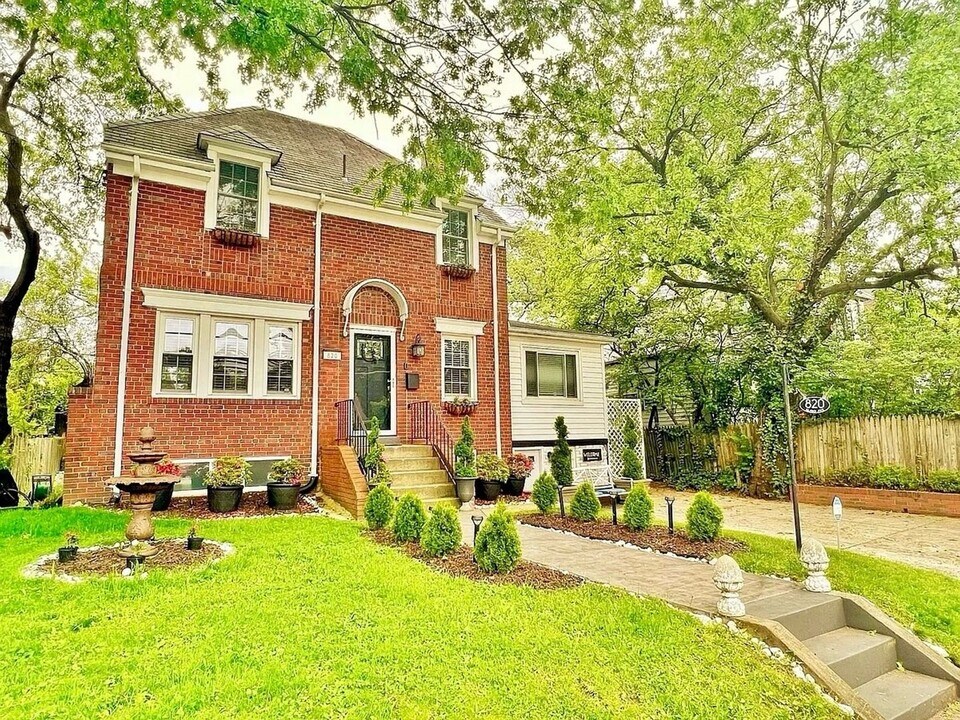 820 Sligo Ave in Silver Spring, MD - Building Photo