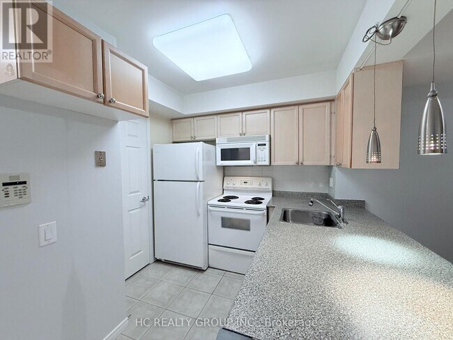 30-830 Harrison Garden Blvd in Toronto, ON - Building Photo - Building Photo