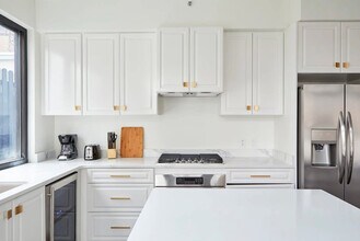 301 St Charles Ave in New Orleans, LA - Building Photo - Building Photo