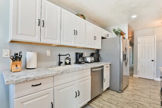 242 W Jasmine St in Mesa, AZ - Foto de edificio - Building Photo