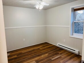 44 Radio Station Rd in Berkeley Springs, WV - Foto de edificio - Building Photo