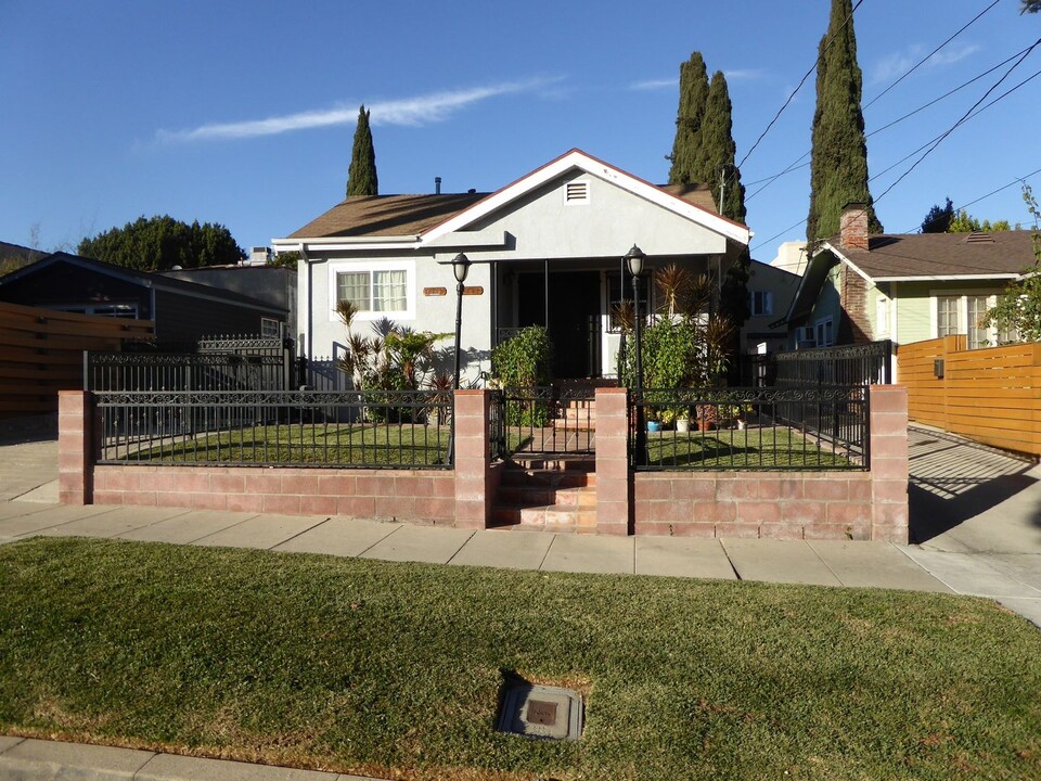 4215 Camero Ave in Los Angeles, CA - Foto de edificio