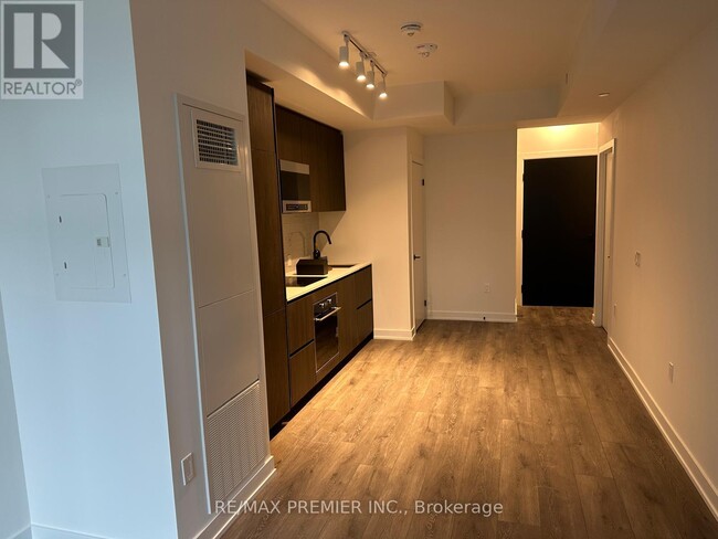 127-2127 Broadway Ave in Toronto, ON - Building Photo - Building Photo