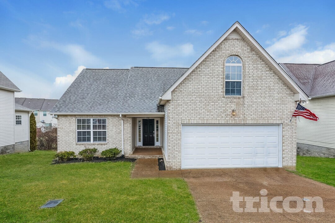 1889 Olive Cir in Nashville, TN - Building Photo