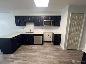 127 Aspen Dr in North Brunswick, NJ - Building Photo