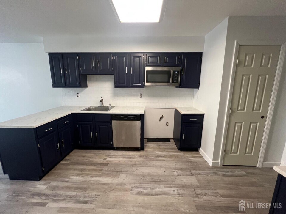 127 Aspen Dr in North Brunswick, NJ - Building Photo