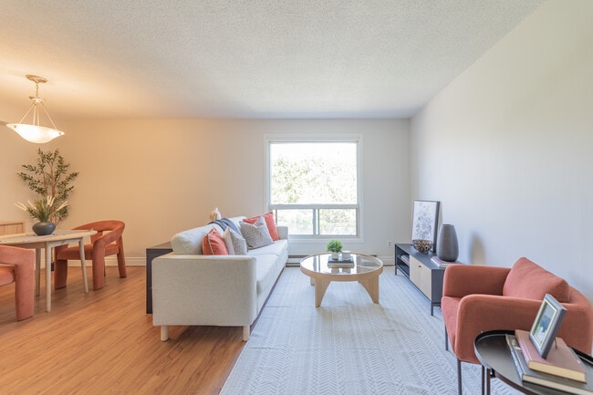 75 Huron Heights in Newmarket, ON - Building Photo - Building Photo