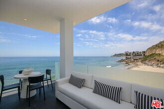 26122 Pacific Coast Hwy in Malibu, CA - Foto de edificio - Building Photo