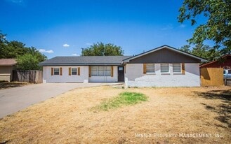 924 Adrian St in Lubbock, TX - Building Photo