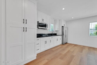 7633 Yarmouth Ave in Los Angeles, CA - Building Photo - Building Photo