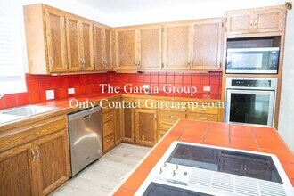 9115 NE Schuyler St in Portland, OR - Building Photo - Building Photo